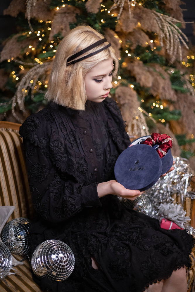 
                  
                    A blonde-haired girl is wearing Malkiele silk knit headband in black, name Perfect
                  
                