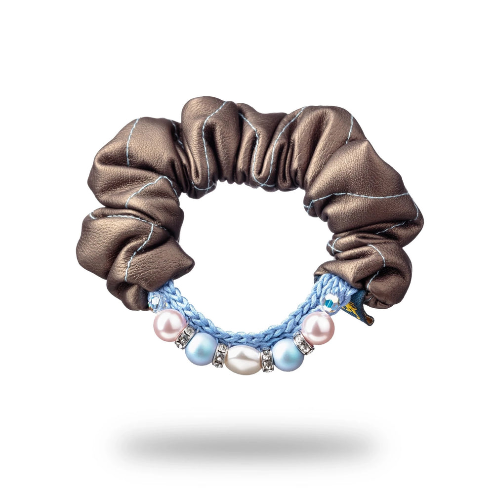 
                  
                    Malkiele designer, brown scrunchie for woman, vegan leather, embellished with pink pearls from Swarovski® and light blue silk knit ribbon, premium and sustainable, name Pushy.
                  
                