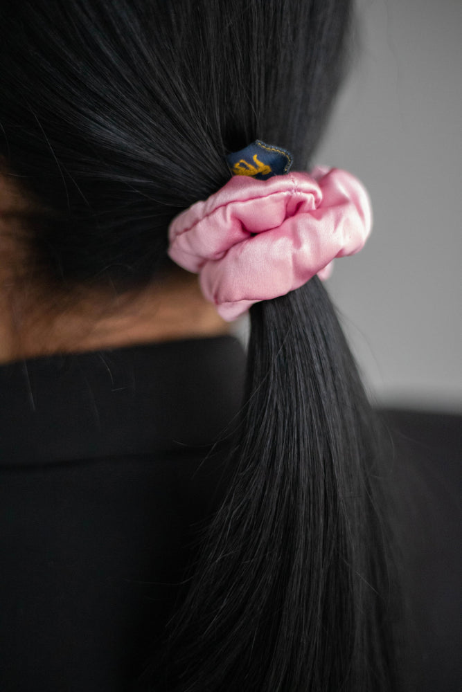 
                  
                    GRACE Silk-Covered Coil Scrunchie PINK
                  
                